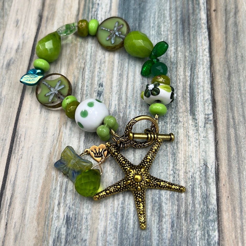 👑Adorned Crown Assemblage beaches & butterflies green starfish bracelet - Picture 4 of 8